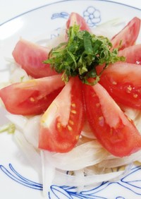 トマト玉ねぎ大葉のカルパッチョ風サラダ
