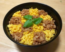 市松模様のそぼろ丼