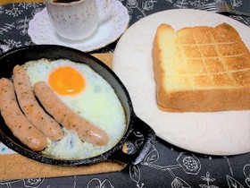 喫茶店風トーストとスキレットで目玉焼き