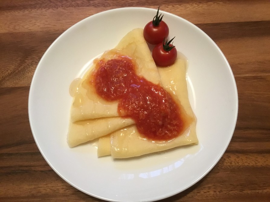 クレープのトマト甘糀ソース掛けの画像