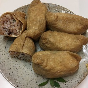 酵素玄米+白米で、梅シソいなり寿司
