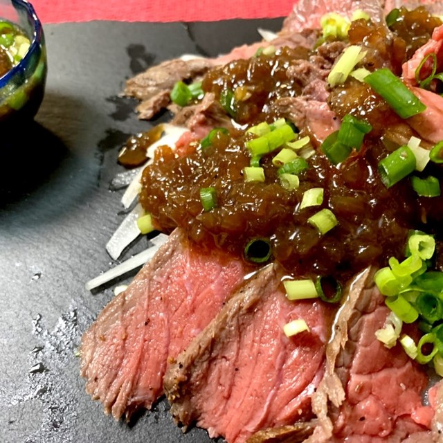 簡単 玉ねぎひとつで絶品 ローストビーフ レシピ 作り方 By うつわから やすだ クックパッド 簡単おいしいみんなのレシピが350万品