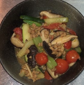 大豆挽肉とズッキーニとトマトの沙茶醤炒め