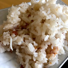 簡単 梅しらす炊き込みご飯