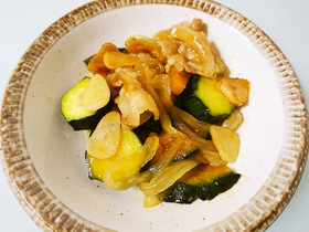 豚バラ肉と夏野菜のにんにく醤油炒め