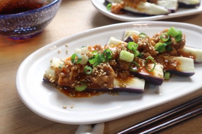 レンジで簡単！蒸し茄子の韓国風豚味噌のせの写真