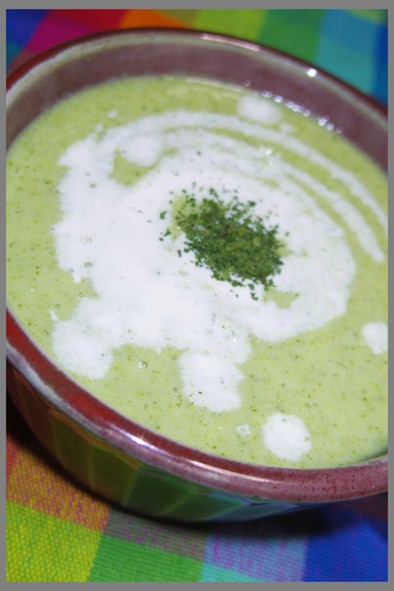 ブロッコリーを丸ごと食べる冷たいスープの写真
