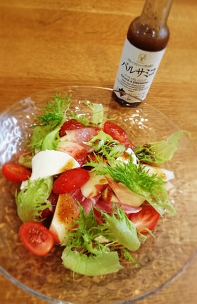 皮ごと食べる桃と生ハムのサラダ