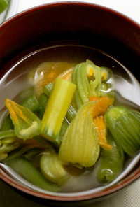 夏野菜と花ズッキーニの味噌汁
