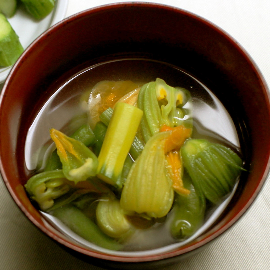 夏野菜と花ズッキーニの味噌汁の画像