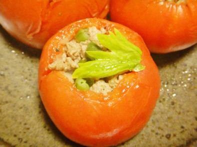 豪華・おしゃれ！挽肉と夏野菜のトマト詰めの写真