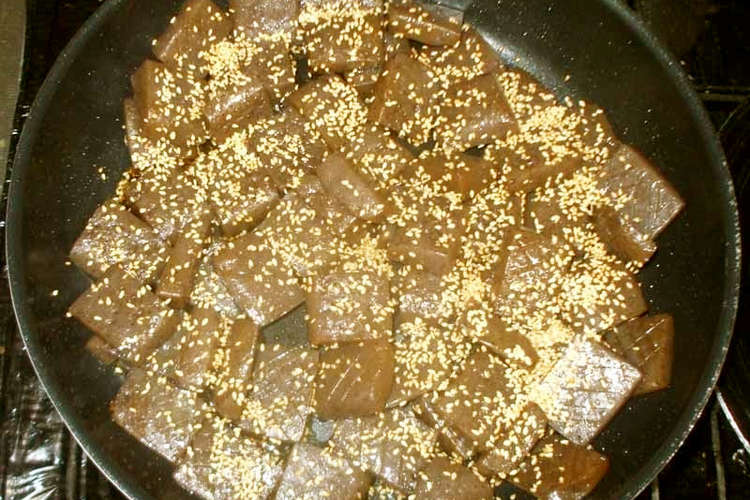 こんにゃく甘辛胡麻炒め 簡単 レシピ 作り方 By 漢方薬のタカキ大林店 クックパッド