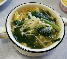 にらとえのきの中華たまごスープ