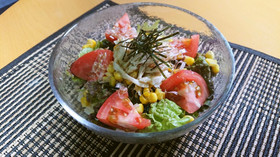 美人レシピ・わかめ入りサラダうどん