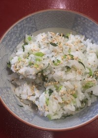 ダイコン葉の彩り菜飯
