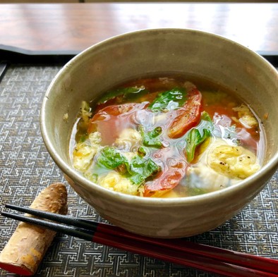 トマト・セロリ・卵の生姜コンソメスープの写真