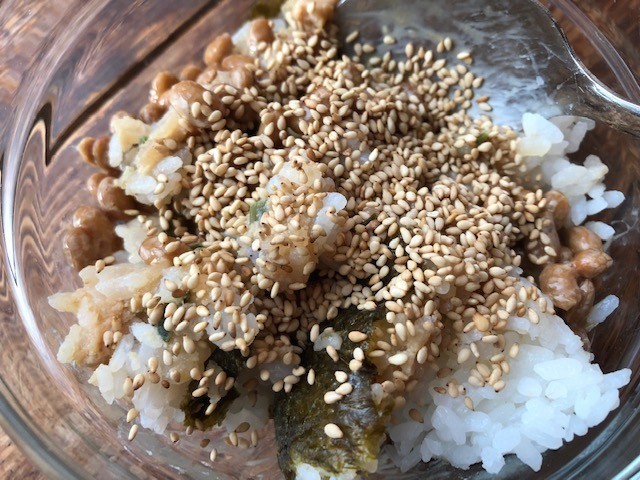 おにぎり丸と納豆ご飯（ネギ味噌チキン）の画像