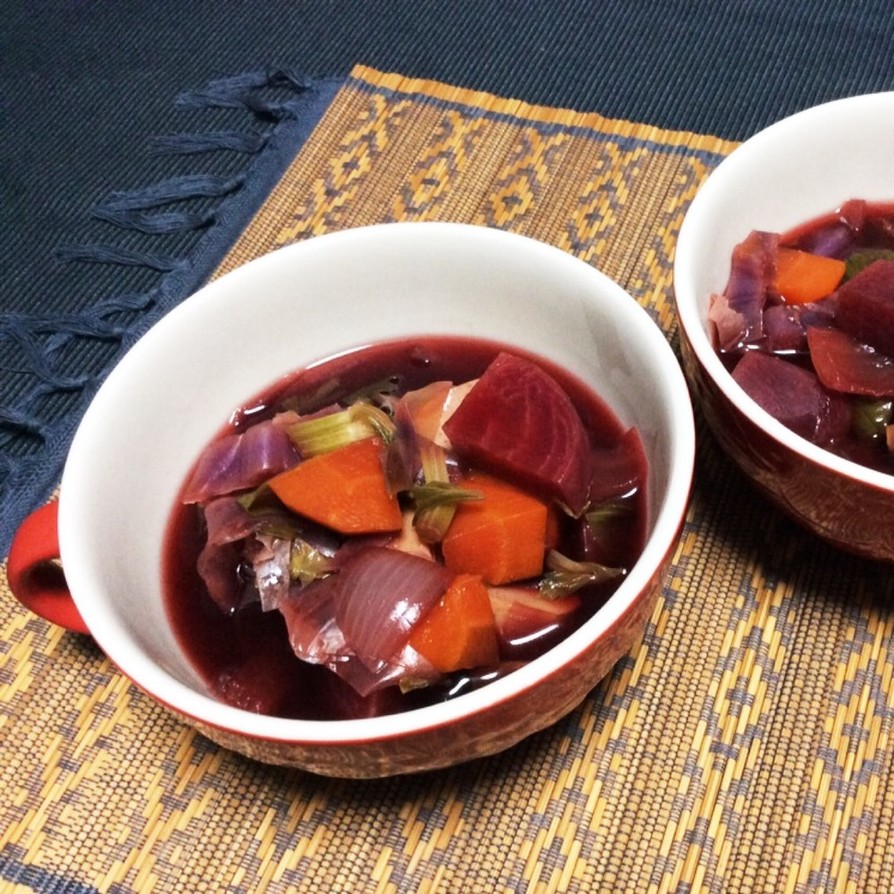 赤い野菜のスープの画像