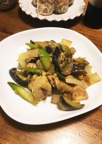 夏野菜と鶏肉のカレー風味炒めアジア風。