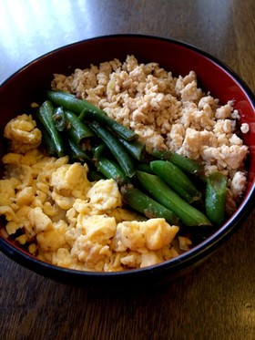 ランチに♪三色鶏そぼろ丼♪