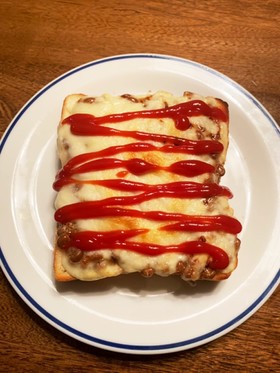 納豆チーズトースト(ケチャップをかけて)