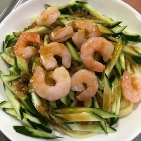 焼きそば麺でキュウリとゆでエビの冷し中華