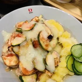 サバ缶と夏野菜のトマトチーズ焼き