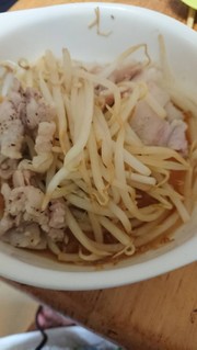 超簡単もやしと豚肉サラダの写真