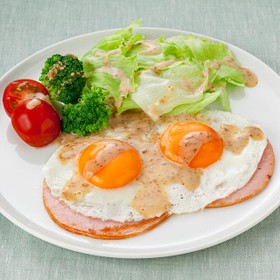 深煎りごまドレッシングで!ハムエッグ