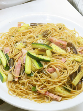 ベーコンと夏野菜と青唐辛子の簡単パスタ