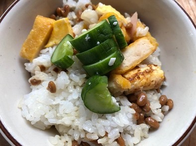 納豆とチキンナゲットのご飯（＋きゅうり）の写真