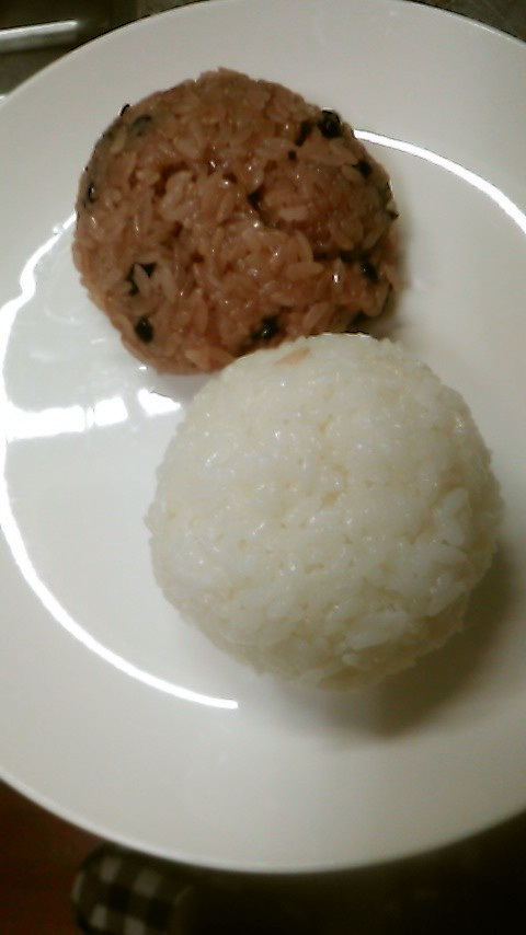 お赤飯と白いごはんの ふんわりおにぎり レシピ 作り方 By 信子さん クックパッド