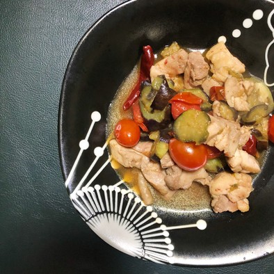 夏野菜と鶏肉のコンソメ煮の写真