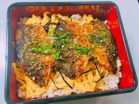 椎茸パウダー入りアジの蒲焼き重 華やか