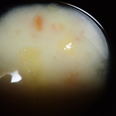 叩き梅とじゃが芋の白味噌汁の写真
