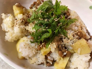 納豆とカレーポテトの大葉のせの写真