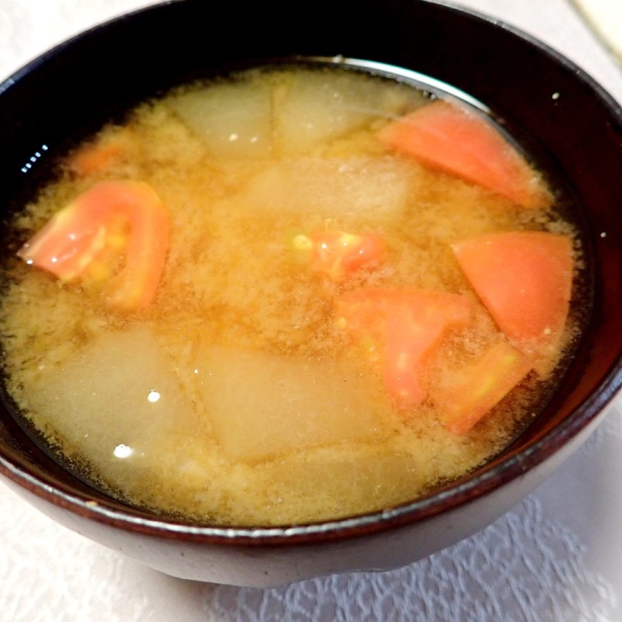 冬瓜とトマトの味噌汁の画像