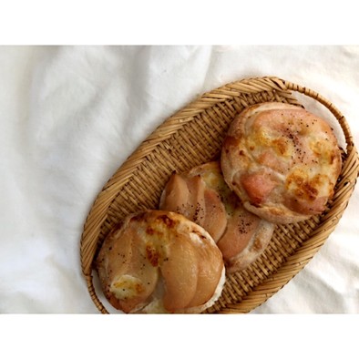 桃モッツアレラチーズパンの写真