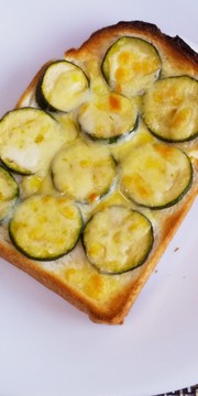 ズッキーニ&チーズトーストの写真