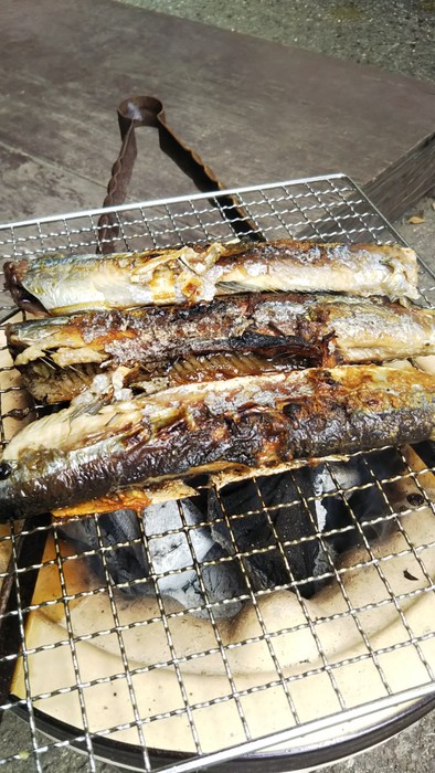 七輪で秋刀魚の塩焼きの写真