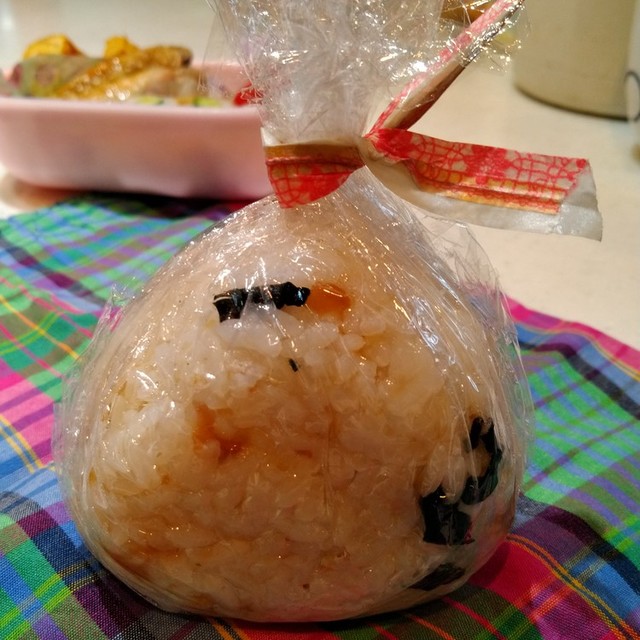 お弁当 おにぎりの包み方 レシピ 作り方 By 芽吹きりん クックパッド 簡単おいしいみんなのレシピが351万品