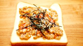 納豆トースト発酵バターとハバネロソース