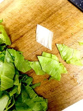 食材を斜め切り(下ごしらえ)