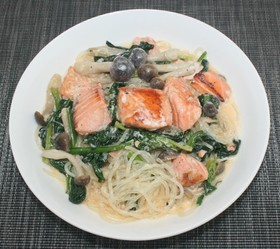 乾燥こんにゃくパスタでサーモンクリーム