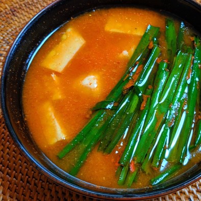 豆富とニラのピリ辛味噌汁の写真