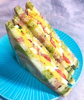 卵とプチトマトのガーリックマヨ サンド