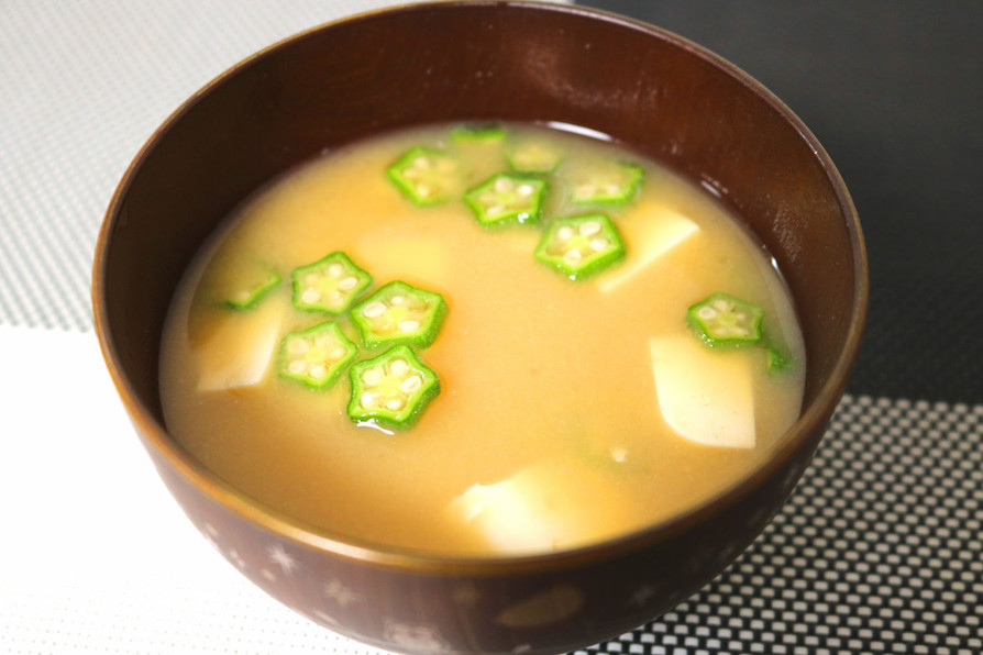 簡単！電子レンジで豆腐とオクラのお味噌汁の画像