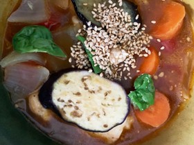 レンジなすと鶏胸肉重ねトマトマヨ黒酢あん