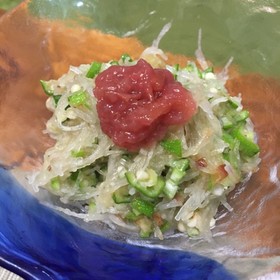 刺身の褄/剣を使った大根オクラのサラダ