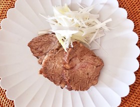 茹でて漬けるだけ♪豚肉の紅茶煮★